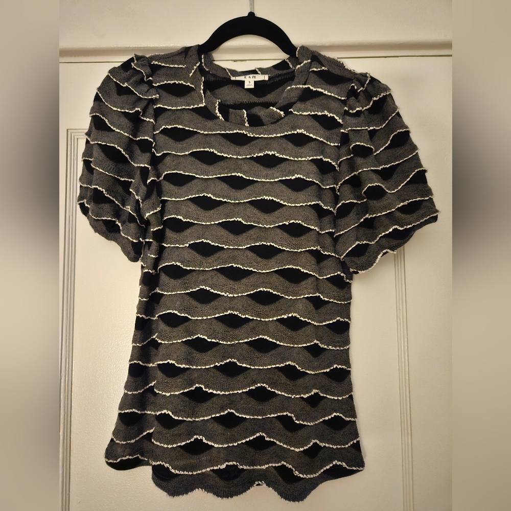 Blk and White Knit Scallop Textured Top Size Small